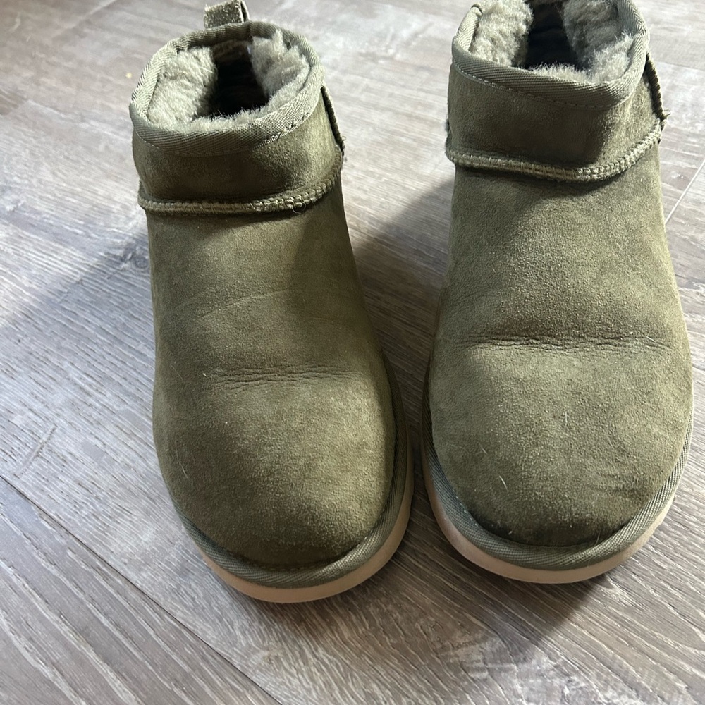 UGG ultra mini olive green